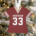 Ornamento Maroon Football Jersey personalizado<br><div class="desc">Celebre o seu jogador de futebol ou equipe favorito com este ornamento personalizado de marrom e camisa branca. Perfeito para comemorar uma temporada vencedora,  jogador especial ou equipe. Personalize-o com um nome e número para criar uma manutenção exclusiva.</div>