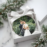 Ornamento Modern Love Script Newwn Foto do Cheio<br><div class="desc">Um novo personalizado especial ornamento de fotos de casamento para mostrar sua própria memória especial de fotos de casamento. Nosso design apresenta um design de fotos de cheio com seu sobrenome exibido ao longo da parte superior. A palavra "Amor" é desenhada num belo estilo de escrita branca manuscrito que é...</div>