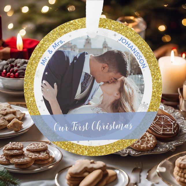 Ornamento Moderno Nosso Primeiro Natal como Sr. e Sra. 2 Fot (Our First Christmas Together as Mr. and Mrs. Elegant Golden Glitter Christmas Ornament 2 Photos Snow)