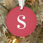 Ornamento Monograma Branco Grande em Vermelho<br><div class="desc">O ornamento vermelho simples apresenta um na moda,  grande monograma branco em cada lado. Adicione facilmente o seu início na barra lateral. Faz um presente de excelente.

Para ver o design em negrito e mínimo em outros itens,  clique no link "Rocklawn Arts". 

  
©Claire E. Skinner.</div>