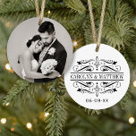 Ornamento Monograma de Foto de Casamento Flourish Negra Eleg<br><div class="desc">Personalize este novo ornamento de férias de manutenção com seu retrato favorito do dia do casamento (dica: foto de recorte para forma quadrada antes de carregar). Um elegante monograma negro enquadrado por escrolls e floresces antigos pode ser personalizado com os nomes da noiva e do noivo e a data do...</div>