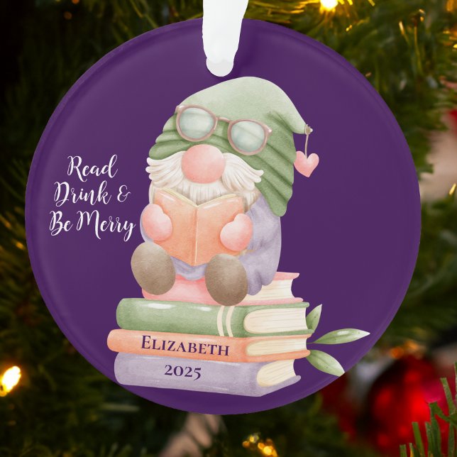 Ornamento Monograma do Livro de Leitura Personalizado (Cute gnome reading on stacked books, festive Christmas ornament for book lovers and teachers.)