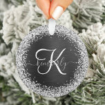 Ornamento Monograma do Sparkle Preto com Glitter de Prata Pe<br><div class="desc">Personalize facilmente este design elegante de ornamento,  que apresenta uma cintilação cintilante bonito prateada em um fundo metálico escovado preto.</div>