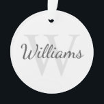 Ornamento Monograma e Nome Personalizados<br><div class="desc">Monograma Personalizado e Dif de Nome apresentam nome personalizado no estilo de fonte do script da cinza e monograma no estilo de fonte da cinza-luz como fundo,  em fundo branco. Perfeito para feriado,  reagrupamento familiar e quaisquer ocasiões especiais.</div>