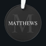 Ornamento Monograma Personalizado e Nome Preto<br><div class="desc">Monograma Personalizado e Dif de Nome apresenta o nome personalizado em branco e monograma na cinza como fundo,  no estilo clássico da fonte serif,  em fundo preto. Perfeito para feriado,  reagrupamento familiar e quaisquer ocasiões especiais.</div>