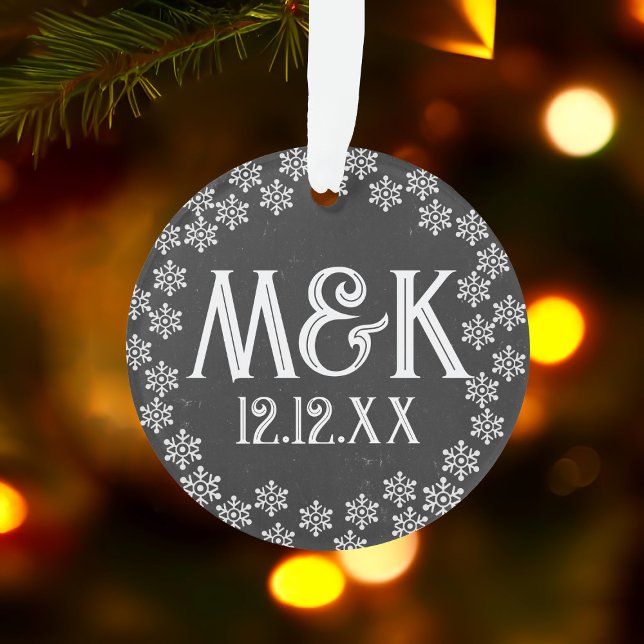 Ornamento Monograma Snowflakes de Casamento de Chalkboard (Add your initials and special date to this snowflake ornament. Makes a lovely special gift for them)