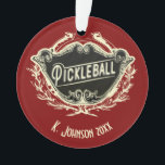 Ornamento Monogrammed personalizado de Pickleball<br><div class="desc">O vintage e o estilo elegante projetam para seu jogador de equipa favorito de Pickleball. Personalize com seu iniciais do monograma,  nome pessoal,  nome da equipe,  nome do clube ou nome da empresa. Use como um ornamento da árvore de Natal,  um prêmio do competiam ou uma decoração home.</div>