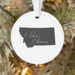 Ornamento Montana Eu Gosto Daqui Mapa Montanan Espancado De<br><div class="desc">Compartilhe o quanto você gosta de ser um Montanan com um Enfeites de natal do estado de Montana apresentando a forma do mapa-silhueta do estado do Grande Céu preenchido com um fundo preto sólido e um roteiro branco manuscrito que diz "Eu gosto daqui", parecendo um quadro-negro pendurado na sua árvore...</div>