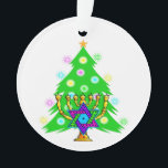 Ornamento Natal e Hanukkah<br><div class="desc">Caracterizar a árvore e o menorah do Xmas com a estrela de David judaica cercada em o feriado apresenta em cartões,  em porte postal,  em ideias do presente e em roupa para a família.</div>