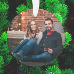Ornamento Natal moderno | Casal Photo Burgundy Maroon<br><div class="desc">O ornamento da árvore de natal de natal na moda moderno, com uma citação típica de tipografia, que diz "feriados mais felizes", em conjunto com uma letra manuscrita para o seu nome familiar, em branco, num fundo vermelho de vinho vermelho rubi maroon crimson. A saudação e o nome podem ser...</div>