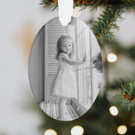 Ornamento Natal simples mínimo | Foto em preto-e-branco<br><div class="desc">Um ornamento de árvore de natal de Natal com na moda mínimo de fotos com a tipografia clássica "Feliz feriado" em preto sobre um fundo branco minimalista e limpo. A foto, o cartões de natal e o nome podem ser facilmente personalizados para um toque pessoal. Um design de natal simples,...</div>