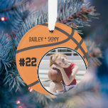 Ornamento Nome do jogador de basquetebol Número de foto<br><div class="desc">Este design apresenta um fundo de basquetebol com espaço para um nome, número e fotografia. Clique no botão personalizar para obter mais flexibilidade no ajuste do texto! No nosso compro, estão disponíveis variantes desta design, bem como produtos de coordenação, zazzle.com/store/doodlelulu. Entre em contato conosco se precisar deste design aplicado a...</div>