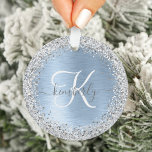 Ornamento Nome do Monograma da Glitter de Prata de Metal Bru<br><div class="desc">Personalize facilmente esse design de ornamento chic moderno com brilho bonito prateado brilhante em um fundo metálico azul escovado.</div>