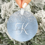 Ornamento Nome do Monograma da Glitter de Prata de Metal Bru<br><div class="desc">Personalize facilmente esse design de ornamento chic moderno com brilho bonito prateado brilhante em um fundo metálico azul escovado.</div>