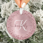 Ornamento Nome do Monograma da Lâmina Rosa Bruta de Metal Gl<br><div class="desc">Personalize facilmente este design de suporte de ornamento chic moderno com brilho brilhante bonito rosado e robusto num fundo metálico roxo e roxo.</div>