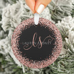 Ornamento Nome do Monograma do Glitter Glitter Cor-de-Rosa r<br><div class="desc">Ornament Elegante Elegante Glitter Dourado Rosa Glam. Personalize facilmente este design de ornamento chic moderno com elegante brilho rosa de ouro brilhante em fundo preto. O design apresenta seu monograma manuscrito com espirais bonito e seu nome.</div>
