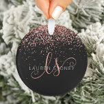Ornamento Nome do Monograma do Glitter Glitter Cor-de-Rosa r<br><div class="desc">Ornament Elegante Elegante Glitter Dourado Rosa Glam. Personalize facilmente este design de ornamento chic moderno com elegante brilho rosa de ouro brilhante em fundo preto. O design apresenta seu monograma manuscrito com espirais bonito e seu nome.</div>