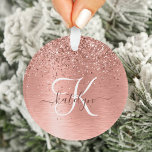 Ornamento Nome do Monograma do Glitter Metálico Brutado Dour<br><div class="desc">Personalize facilmente esse design de ornamento chic moderno com brilho bonito de ouro rosa em um fundo metálico escovado de rosa dourado.</div>
