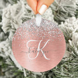 Ornamento Nome do Monograma do Glitter Metálico Brutado Dour<br><div class="desc">Personalize facilmente esse design de ornamento chic moderno com brilho bonito prateado cintilante em um fundo metálico derrubado de rosa.</div>