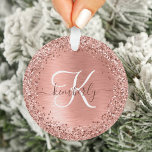 Ornamento Nome do Monograma do Glitter Metálico Brutado Dour<br><div class="desc">Personalize facilmente esse design de ornamento chic moderno com brilho bonito de ouro brilhante rosa em um fundo metálico escovado de rosa dourado.</div>