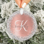 Ornamento Nome do Monograma do Glitter Metálico Brutado Dour<br><div class="desc">Personalize facilmente esse design de ornamento chic moderno com brilho bonito cintilante prateado em um fundo metálico derrubado de rosa dourado.</div>