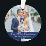 Ornamento Nossa Primeira Foto De Casamento De Natal Azul<br><div class="desc">Nosso Primeiro Casamento de Natal Foto Blue Ornament com flocos de neve de volta.</div>