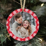 Ornamento Nossa Primeira Foto do Floco de Neve Vermelho de N<br><div class="desc">Este enfeite moderno de férias mostra uma foto do novo casal na frente enquadrada por uma cor vermelha com um padrão contrastante de flocos de neve brancos de inverno. O verso da design inclui o mesmo esquema de cores com a formulação "Nosso Primeiro Natal" e um monograma personalizado dos seus...</div>