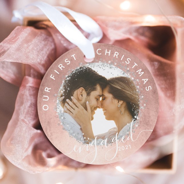 Ornamento Nossa Primeira Foto Dourada do Rosa de Script Enga (Our First Christmas Engaged Script Rose Gold Photo Ornament)