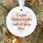 Ornamento Nossas 1ruas de Natal juntas, árvore de Natal româ<br><div class="desc">Nosso Natal de 1rua junto com Ornament romântico de árvore de Natal com coração de aquarela. Condecorações de Férias Personalizadas para o primeiro Natal do casal juntos. Design elegante com coral cor-de-água rosa símbolo de amor cardíaco. Belo modelo de tipografia com script de pincel manuscrito. Adicione seus próprios nomes, data...</div>