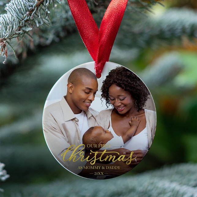Ornamento Nosso Primeiro Natal como Mãe e Pai Dourado (Criador carregado)