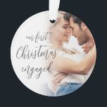 Ornamento Nosso Primeiro Script de Nomes de Fotografias Enga<br><div class="desc">Nosso Primeiro Natal Envolveu O Script De Nomes De Fotografias Personalizadas. Um design totalmente personalizável, especialmente para celebrar o primeiro Natal do casal feliz após o seu noivado e lembrança para a árvore nas massas cristãs que virá. Um belo roteiro de caligrafia para o texto na frente e nomes no...</div>