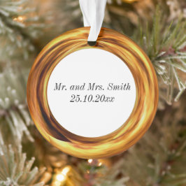 Ornamento Novo anel de ouro de casal casado e novo ano de ce