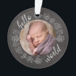 Ornamento Olá, Chalkboard Baby, primeira personalizada<br><div class="desc">Apresente uma criança especial ao mundo com este ornamento acrílico personalizado! Um quadro de estilo de quadro com texto de script e rolagens decorativas rodeia sua foto de criança. O verso repete o texto da Alô junto com o nome do bebê e a data de nascimento. É um presente artístico...</div>