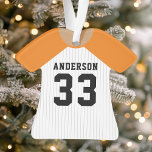 Ornamento Orange Personalizado e White Baseball Jersey<br><div class="desc">Celebre sua estrela de beisebol com este ornamento personalizado de camisa laranja e listrada branca. Perfeito para comemorar uma estação especial,  jogador ou equipe. Personalize-o com um nome e número para criar uma manutenção exclusiva.</div>