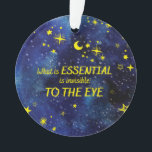 Ornamento Ornament STARS a pequena citação do príncipe<br><div class="desc">"E agora aqui está o meu segredo,  um segredo muito simples: É apenas com o coração que se pode ver corretamente; o essencial é invisível aos olhos." — Antoine de Santo-Exupéry,  O Pequeno Príncipe</div>