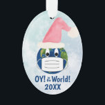 Ornamento OY to the World Funny Earth w/ Face Mask Christmas<br><div class="desc">Este Enfeites de natal engraçado é perfeito para a temporada de pandemia de 2020. Ele apresenta uma design divertida com o planeta Terra vestindo uma máscara facial e um chapéu de Papai Noel. A legenda diz: "OY! to the World!" Há espaço no verso para uma foto e um comentário curto....</div>