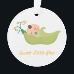 Ornamento Pera doce em uma sala de infantários do Pod Baby B<br><div class="desc">Decorem o quarto ou berçário dos meninos com este design bonito, elegante e doce! Design apresenta um adorável bebê com um pacificador de bebê verde na boca dormindo alegremente em uma grande cápsula. No final da cápsula brotam flores, folhas e fios. Paleta e design de cores naturais e tranquilas que...</div>