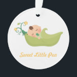 Ornamento Pera doce em uma sala de infantários do Pod Baby B<br><div class="desc">Decorem o quarto ou berçário dos meninos com este design bonito, elegante e doce! Design apresenta um adorável bebê com um pacificador de bebê verde na boca dormindo alegremente em uma grande cápsula. No final da cápsula brotam flores, folhas e fios. Paleta e design de cores naturais e tranquilas que...</div>