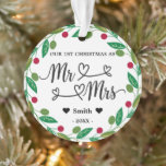 Ornamento Personalizado 1rua de Natal como Sr. e Sra. Foto<br><div class="desc">Celebre seu primeiro Natal como um casal casado com este lindo ornamento 'Nosso Natal de 1rua como Sr. & Sra.'! Apresentando uma charmosa design de terra e personalizável com seu nome de família e ano, esta elegante manutenção é perfeita para sua árvore de férias. Personalize as costas com sua foto...</div>