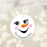 Ornamento Personalizado de Bonito Snowman<br><div class="desc">Este Bom Natal Personalizado, Snowman Face Cerâmica Ornament é um vencedor seguro para a família e os amigos este ano. Ele tem um design moderno em ambos os lados de uma adorável face de bonitinha de neve em ornamento branco redondo. Personalizado com o sobrenome da família ou o seu texto...</div>