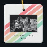 Ornamento Personalizado de Fotos do Arco-Íris<br><div class="desc">Ofereça-se a si mesmo ou àqueles que você ama com este moderno e personalizado ornamento fotográfico do arco-íris com uma vibração retrô. Em branco,  rosa,  laranja,  verde e azul. Nomes,  anos e fotos são personalizáveis. Parte de uma coleção da Parcel Studios.</div>