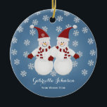 Ornamento Personalizado de Gêmeos Snowman<br><div class="desc">2 Bonito boneco de neve vestindo chapéu e cachecol. Adicione um nome e uma mensagem.</div>