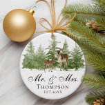 Ornamento Personalizado Sr. e Sra. Marido e Esposa.<br><div class="desc">Celebrar a jornada de um novo casal com o nosso Sr. Personalizado e a Sra. Husband e o Ornamento Personalizado da Esposa. Este ornamento personalizado serve como um bem de vigia, comemorando seu primeiro Natal juntos como marido e esposa. Adorado com um charmoso veado e floresta e design inspirado na...</div>