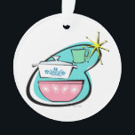 Ornamento Personalizável de Design de Cookware Atô<br><div class="desc">Este Design de Ornamento Personalizável de Cookware Atômico vai dizer-vos, "Uau, que bela loja de produtos!" O boomerang moderno de meio século com uma estrela amarela brilhante funciona como fundo para estes pratos perfeitamente gatinhos. Uma caneca de café de restaurante jadeíta, um prato de casserol de cor azul-de-cornflower com design...</div>