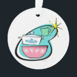 Ornamento Personalizável de Design de Cookware Atô<br><div class="desc">Este Design de Ornamento Personalizável de Cookware Atômico vai dizer-vos, "Uau, que bela loja de produtos!" O boomerang moderno de meio século com uma estrela amarela brilhante funciona como fundo para estes pratos perfeitamente gatinhos. Uma caneca de café de restaurante jadeíta, um prato de casserol de cor azul-de-cornflower com design...</div>