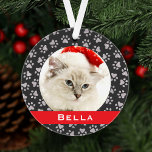 Ornamento Pet Paw Silver Imprime o Nome de Cat Personalizado<br><div class="desc">Este adorno de feriado personalizado elegante pode ser personalizado com uma fotografia fofa do seu gato (ou cão) de estimação e do seu primeiro nome. Inclui uma cor de fundo preto macio com uma faixa vermelha de monograma e um padrão de impressão de pata prateada. Faz um presente de Natal...</div>