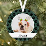 Ornamento Pet Paw Verde Imprime Foto de Nome de Cão Personal<br><div class="desc">Encontrem seus lindos membros peludos da família na sua árvore de Natal! Este design de ornamento com padrão de impressão de pata festiva apresenta um moderno design de monograma que pode ser personalizado com o nome do seu cão (ou gato) e sua foto. Verde caçador e branco com estampas pretas....</div>
