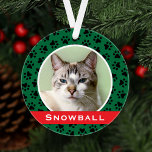 Ornamento Pet Paw Verde Imprime Foto Personalizada do Nome d<br><div class="desc">Este ornamento festivo e personalizado pode ser personalizado com uma fotografia fofa do seu gato (ou cão) de estimação e do seu primeiro nome. Inclui uma cor de fundo verde com uma faixa de monograma vermelha e um padrão de impressão de pata preta. Faz um presente de Natal único para...</div>