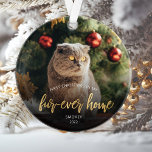 Ornamento Pet Photo First Christmas Forever Home Dourado Scr<br><div class="desc">Comemore o primeiro Natal do seu animal de estimação em sua nova casa com este belo ornamento moderno do keepsasasaame. O texto diz "Primeiro Natal na minha casa de quatro em cada vez", com as palavras "uma casa de quatro em cada vez" em um roteiro elegante de folha de papel...</div>
