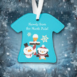 Ornamento Pinguim Snowman North Poli Kids Natal<br><div class="desc">No Enfeites de natal das crianças fofinhas, um bonitinho bonitinho bonitinho bonitinho bonitão, bonitinho bonitinho bonitão, bonitinho bonitinho de neve e pinguim, traz Cartões de natal para seu filho! O boneco de neve e o pinguim estão em frente a um polo vermelho e branco listrado com uma placa que diz...</div>